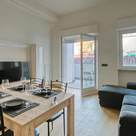 Centro Con Terrazzo شقة *